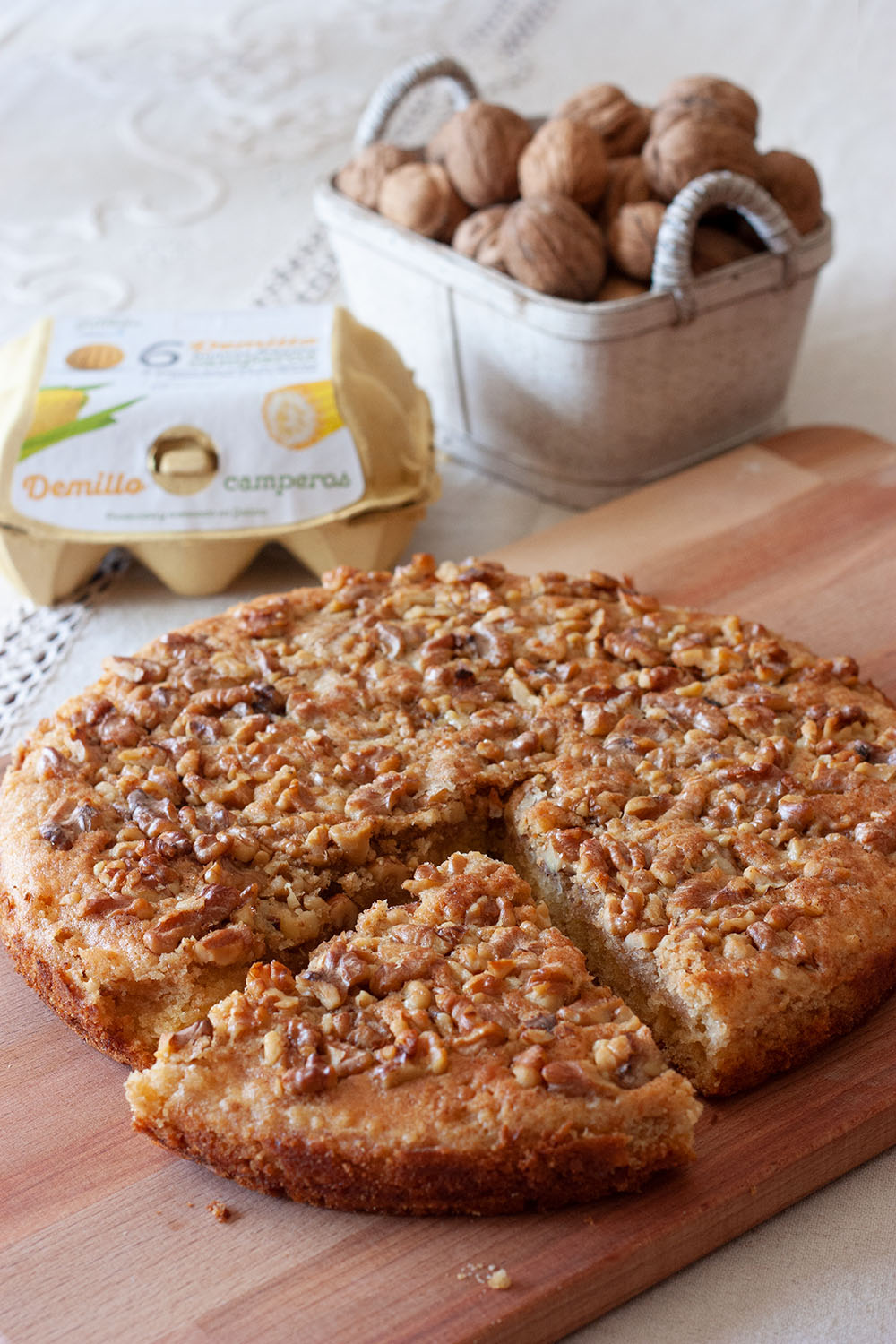 Tarta de nuez con huevos y nueces decorativas.