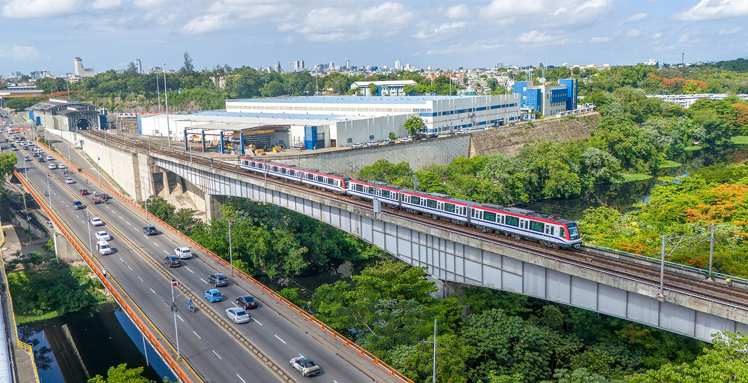 Vista aérea del tren sobre un puente elevado.