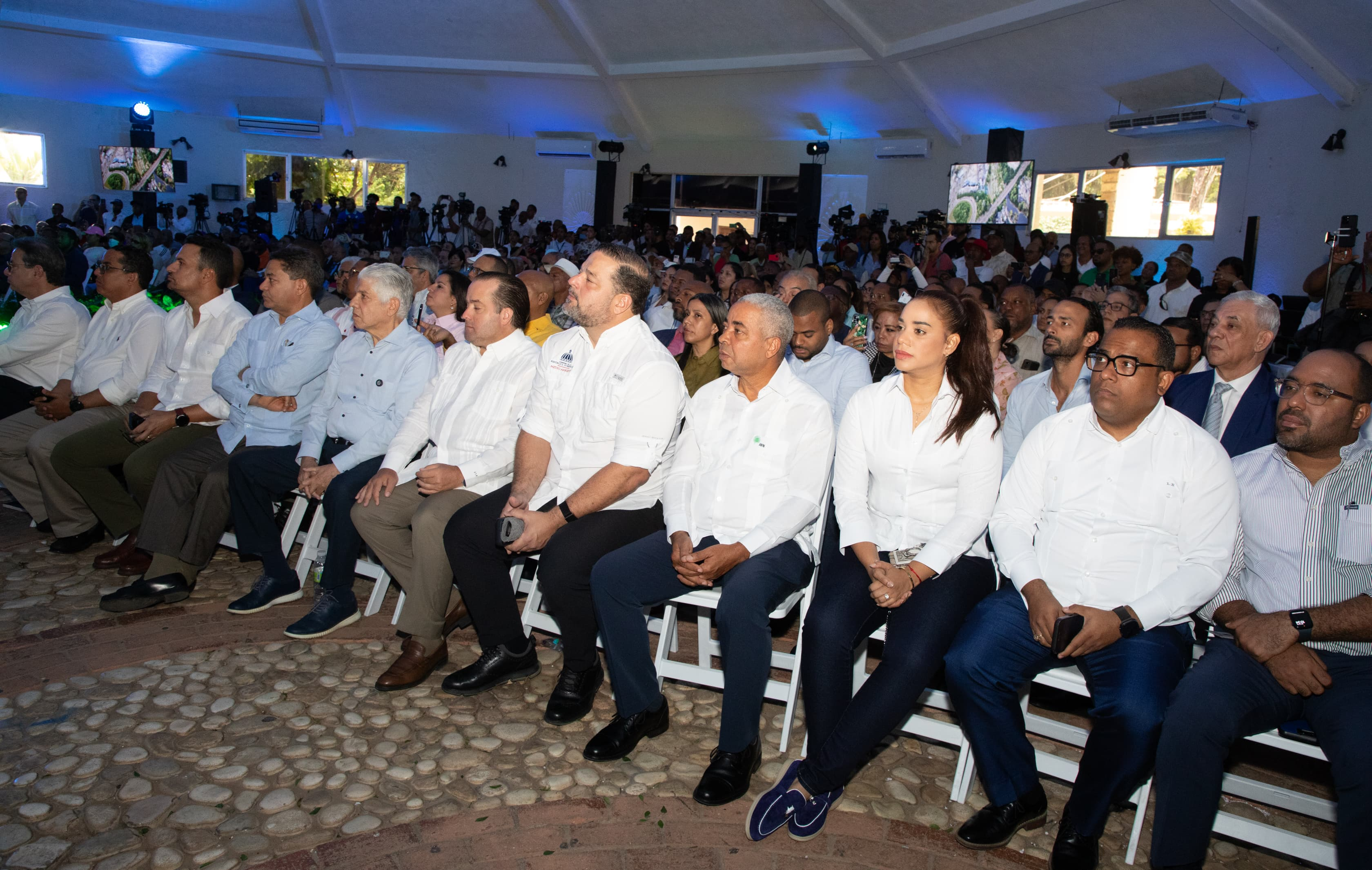 Personas sentadas en evento público en interior