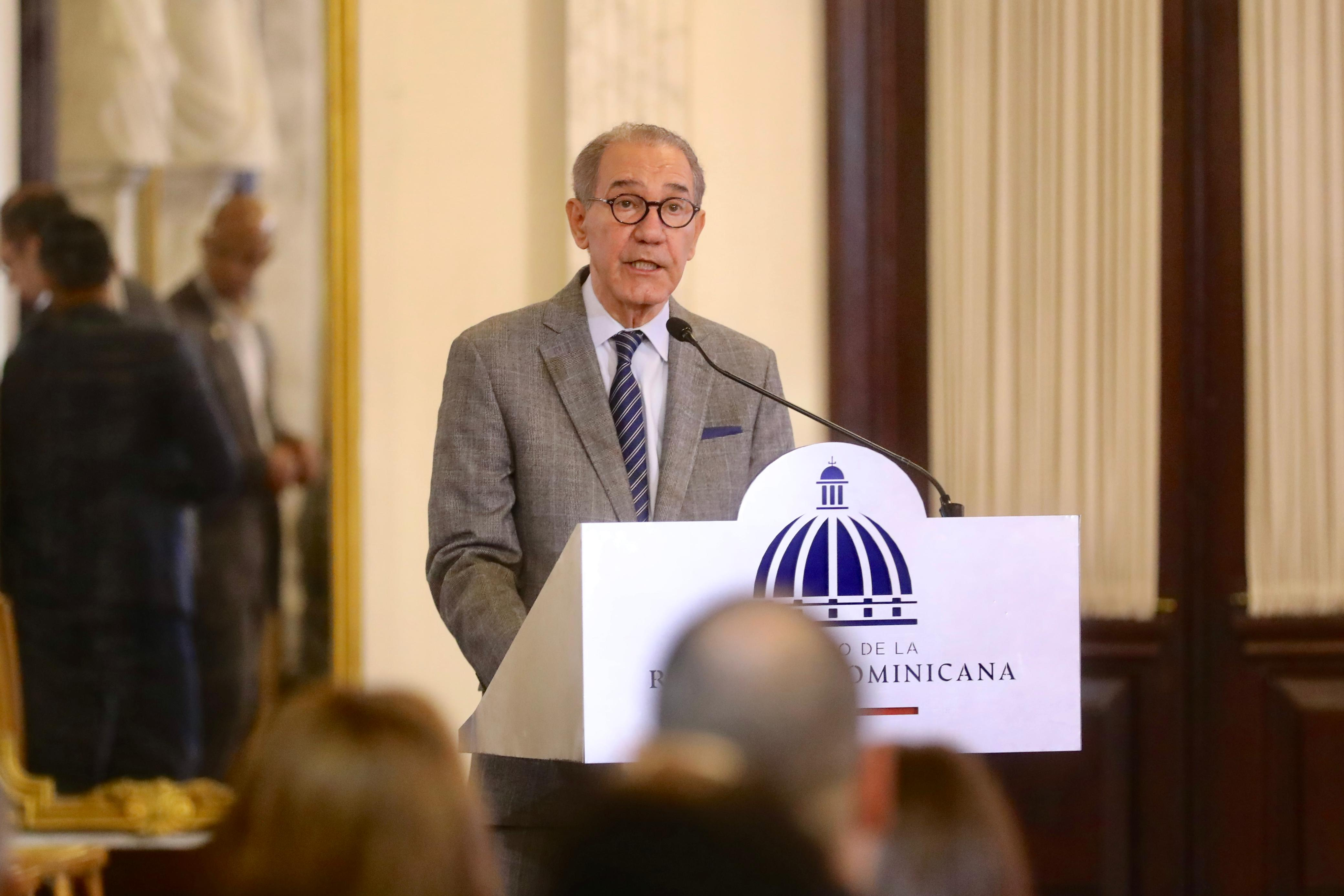 Hombre dando discurso en evento oficial.