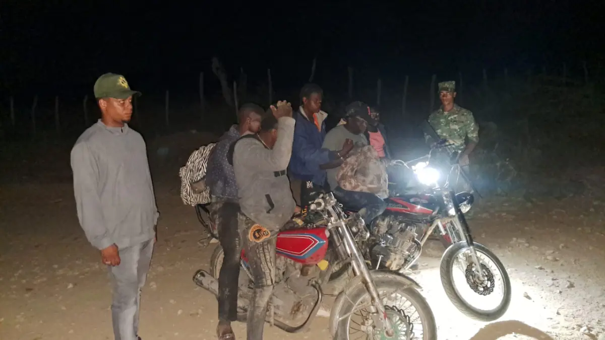 En tres motocicletas detienen a siete indocumentados en Montecristi