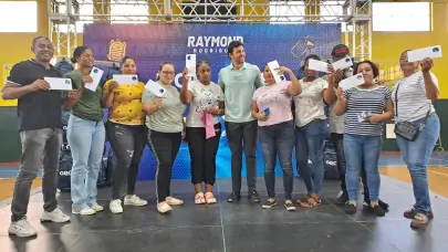 Inician entrega de &uacute;tiles escolares a miles de estudiantes del Distrito Nacional