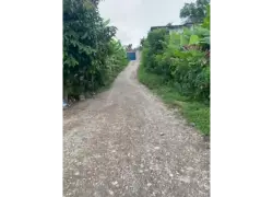 Exigen arreglo de calles en Cambita Uribe: "Tenemos que ponernos fundas plásticas en los pies para salir a la calle"