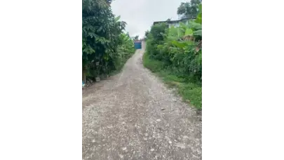 Exigen arreglo de calles en Cambita Uribe: “Tenemos que ponernos fundas plásticas en los pies para salir a la calle”