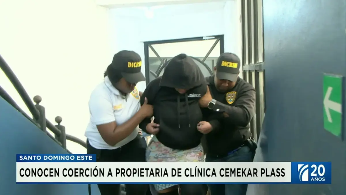 Aplazan audiencia contra acusada de mala práctica y estafa; defensa niega que haya operado a pacientes
