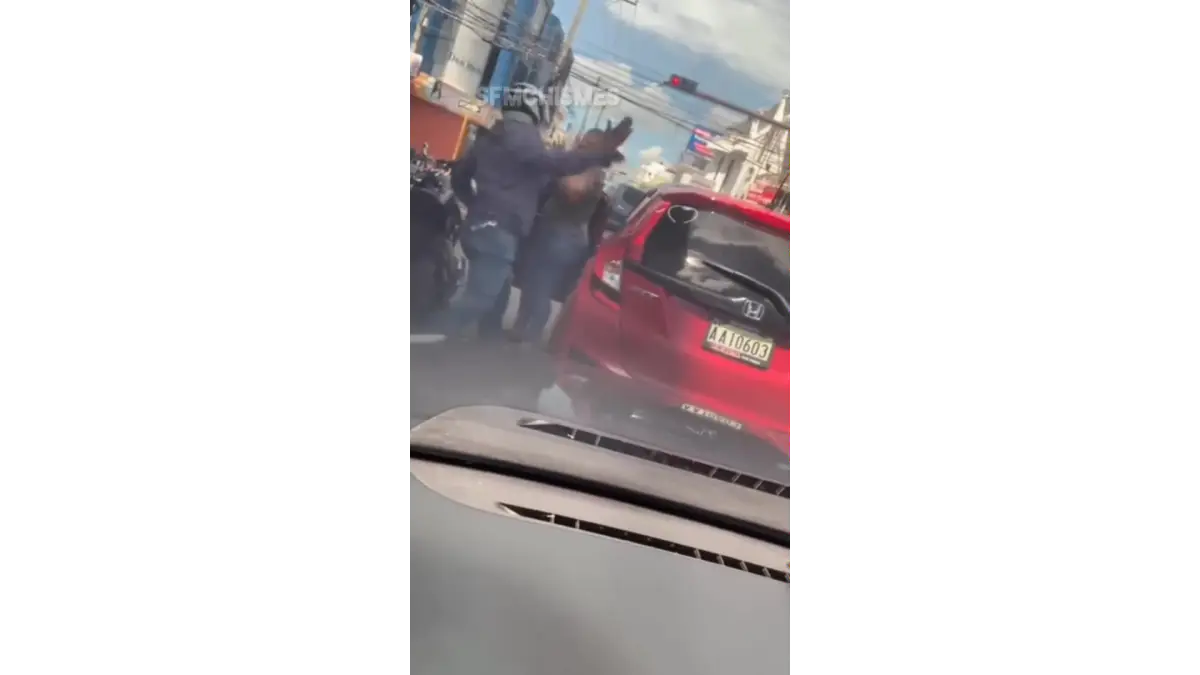 Detienen a motorista que golpeó a una conductora en San Francisco de Macorís