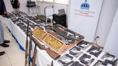 Interior y Policía recibe 218 armas y más de 5,800 municiones decomisadas por la Fiscalía