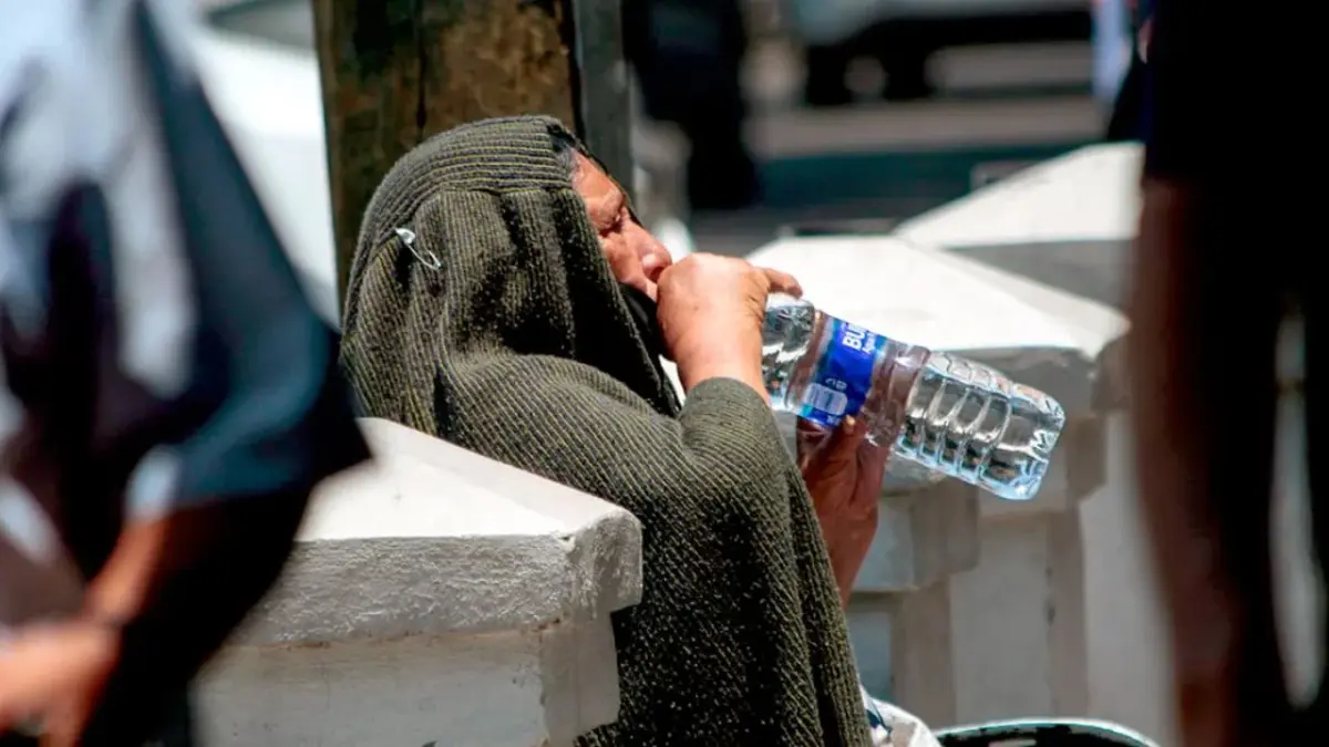 Los iraníes sufren por la intensa ola de calor en medio de crisis de agua y electricidad