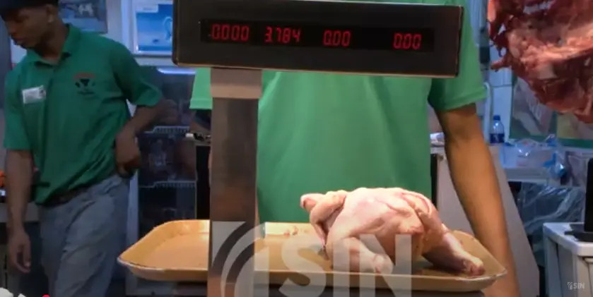 Escasez de pollo dispara su precio en Santo Domingo y genera quejas entre consumidores y comerciantes