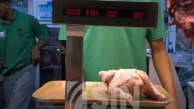 Escasez de pollo dispara su precio en Santo Domingo y genera quejas entre consumidores y comerciantes