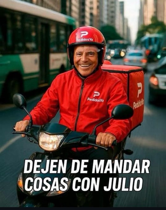 Repartidor sonriente en moto roja en la ciudad.