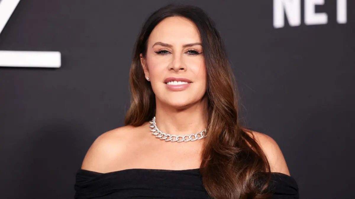 Karla Sofía Gascón ironiza sobre su escándalo en un videoclip musical