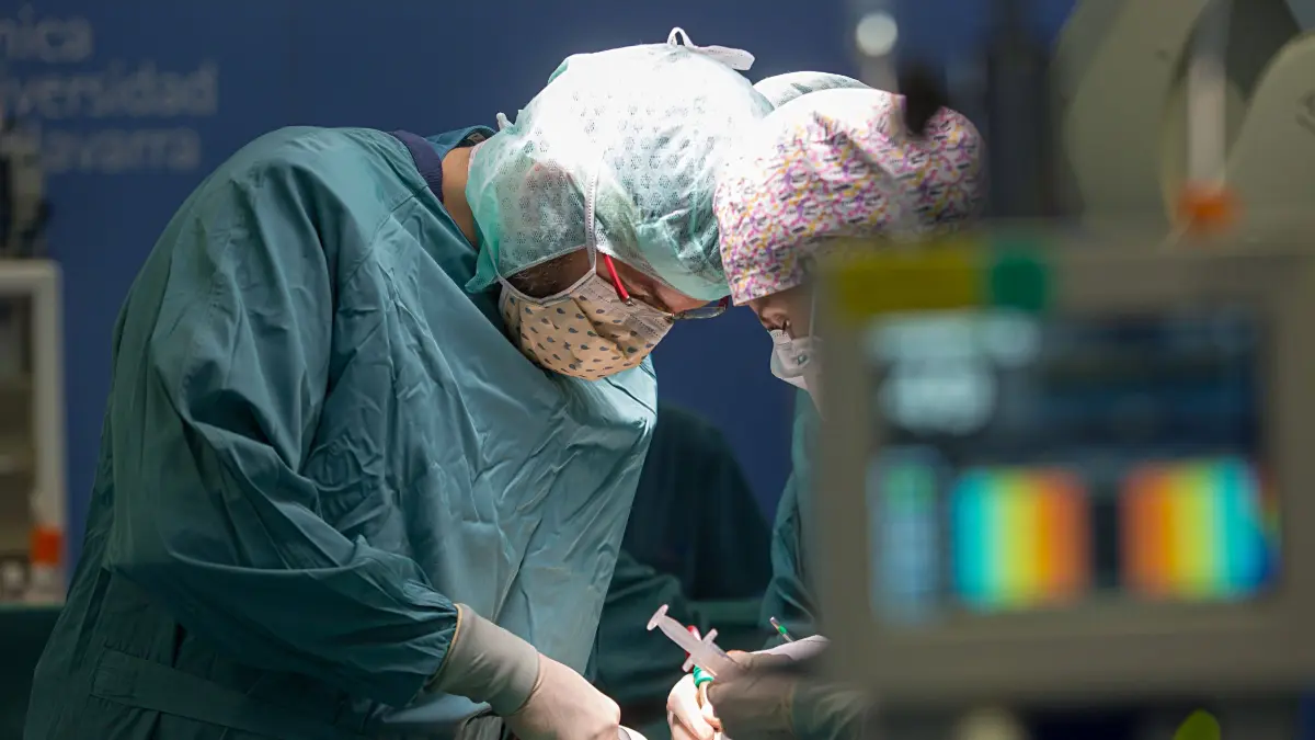 Neurocirujano advierte sobre el impacto del sedentarismo y destaca avances de las cirugías de espaldas