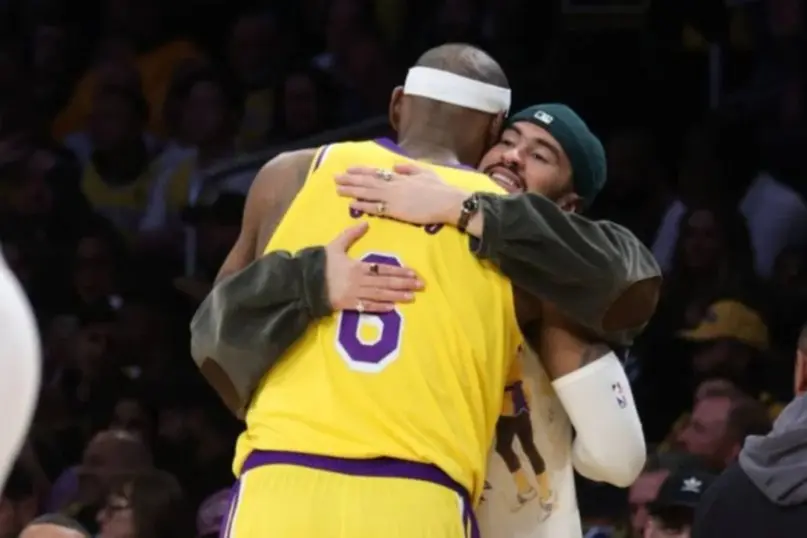 Lebron James anuncia que asistirá a la apertura de la residencia de Bad Bunny