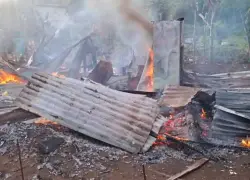 Madre de cuatro hijos lo pierde todo en incendio y clama por ayuda