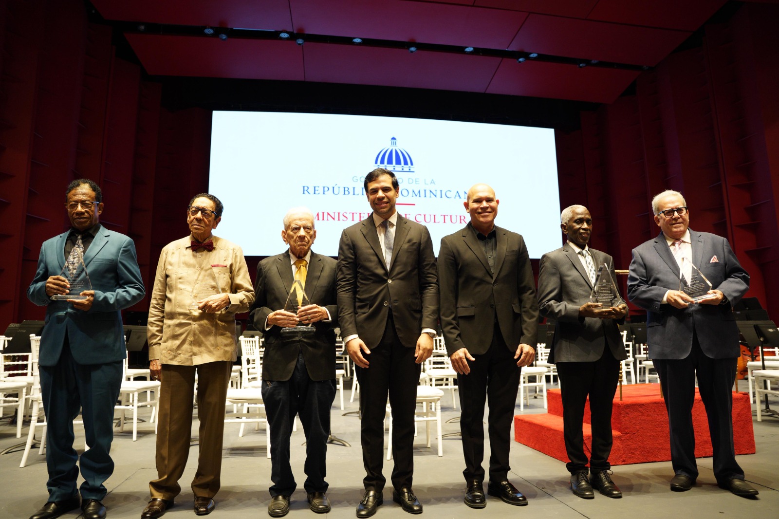 Premiación cultural en República Dominicana, siete hombres galardonados.