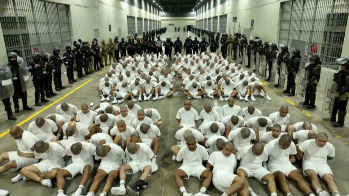 Venezuela denuncia golpizas y abusos a migrantes en megacárcel salvadoreña