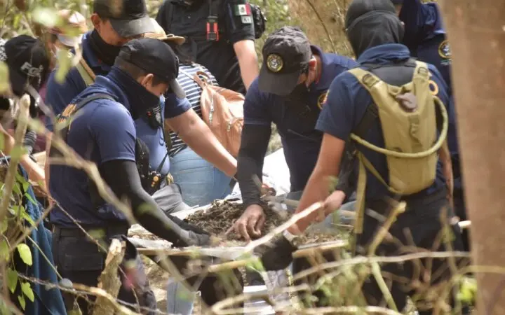 Universitarios exigen la identificación de los cuerpos hallados en fosa en oeste de México