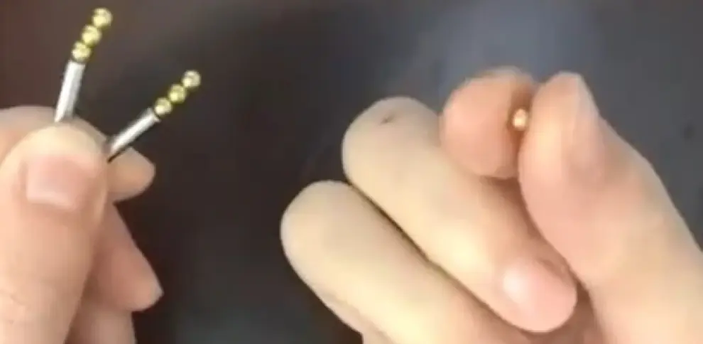 Anulados 800 exámenes de inglés en Japón tras localizar un fraude a través de un audífono microscópico