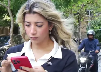 Reportera sufre intento de robo de celular cuando se preparaba para cobertura en vivo