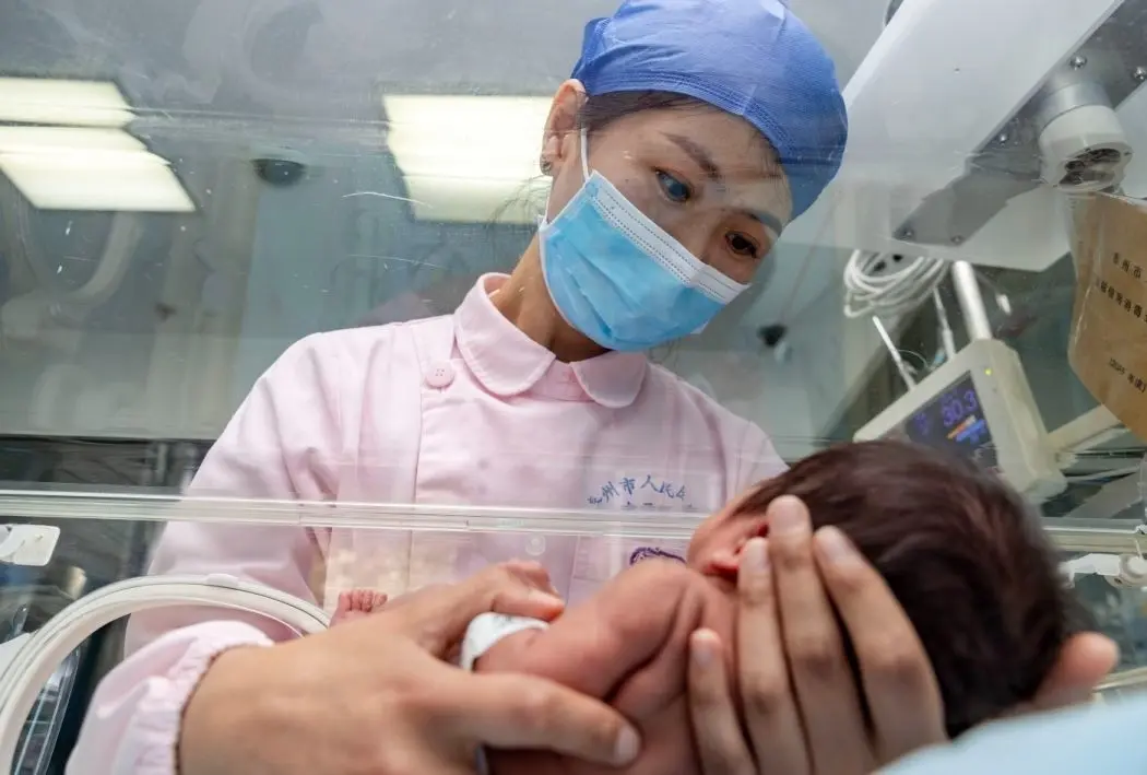 China dará a las familias 500 dólares al año por cada niño menor de tres años