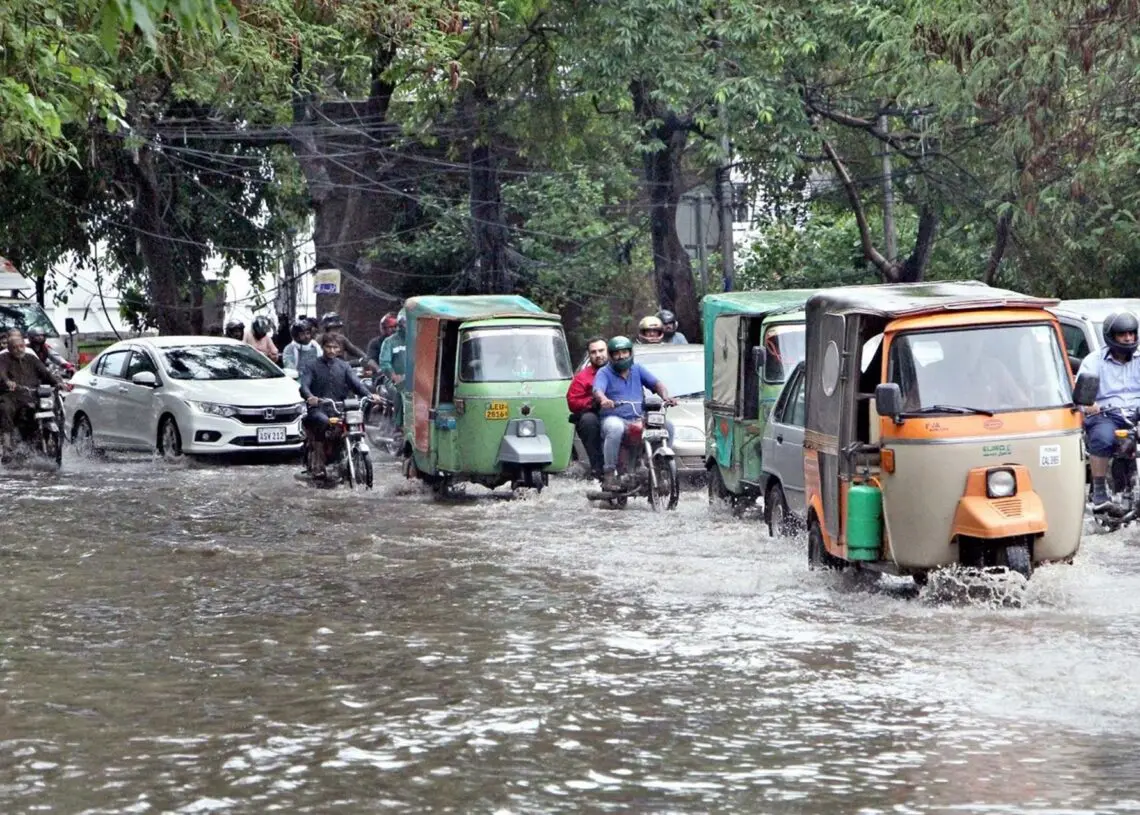 Aumentan a 223 los muertos por las lluvias monzónicas en Pakistán
