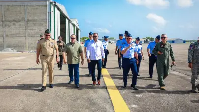 Autoridades supervisan trabajos de intervenci&oacute;n a pista de aterrizaje de la FARD