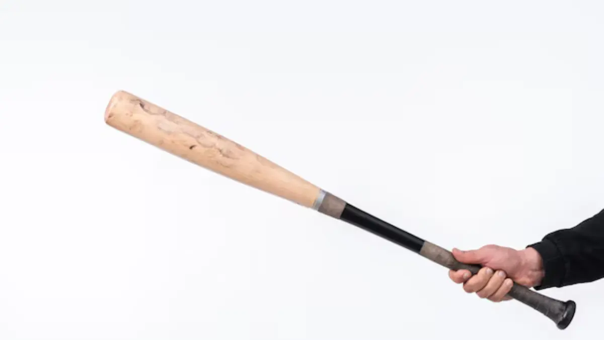 Hombre golpea brutalmente con un palo a su vecino y huye tras dejarlo inconsciente