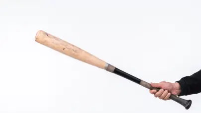 Hombre golpea brutalmente con un palo a su vecino y huye tras dejarlo inconsciente