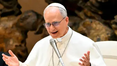 El papa saluda por sorpresa a los 120.000 j&oacute;venes reunidos en San Pedro por su Jubileo