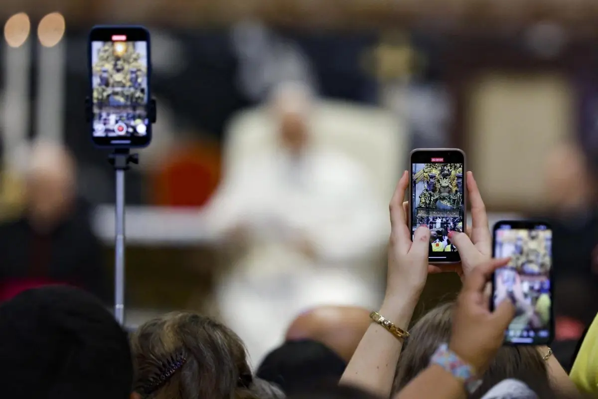 El papa pide a los influencers católicos que lleven la paz a las redes sociales