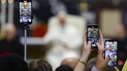 El papa pide a los influencers católicos que lleven la paz a las redes sociales