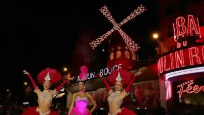 Par&iacute;s celebra que las aspas del Moulin Rouge vuelven a girar tras su ca&iacute;da en 2024