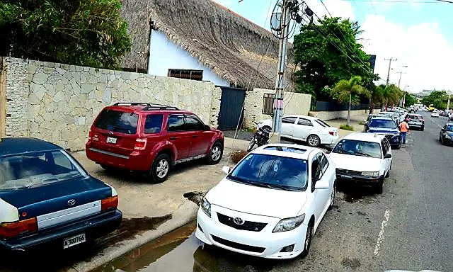 Caos por parqueo en el Polígono Central: conductores desafían prohibición ante falta de espacios