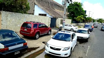 Caos por parqueo en el Pol&iacute;gono Central: conductores desaf&iacute;an prohibici&oacute;n ante falta de espacios