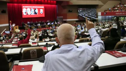 El PCC celebra el pleno de su comité central con la crisis económica y eléctrica de fondo