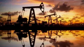 Precios del petróleo caen ante posible exceso de oferta y temores sobre aranceles