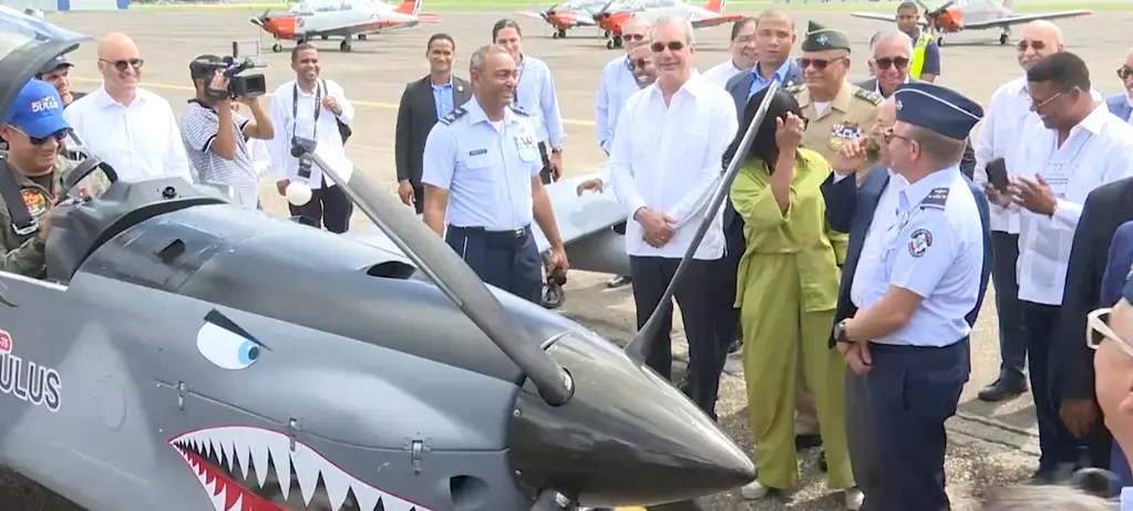 Presidente Abinader supervisa ensamblaje de aviones en Base Aérea de San Isidro