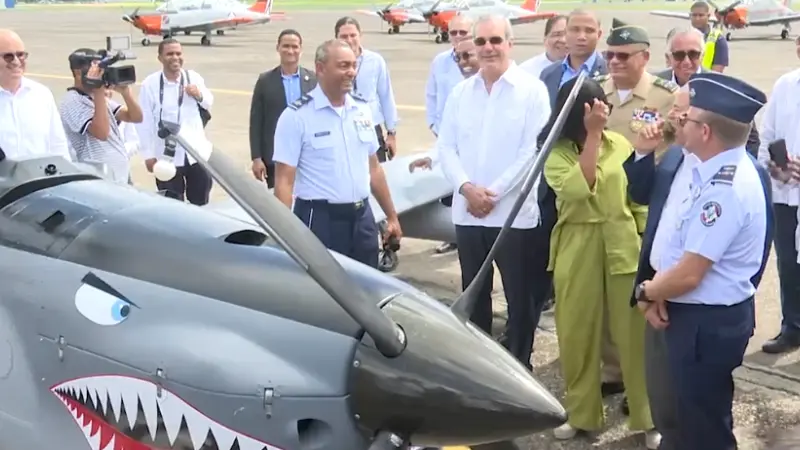 Presidente Abinader supervisa ensamblaje de aviones en Base Aérea de San Isidro