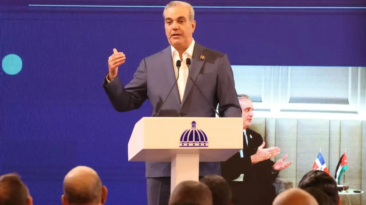 Abinader garantiza continuidad de cobertura total en Senasa y niega que funcione como negocio