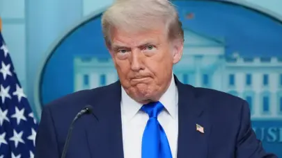 Protestas reciben a Trump durante su visita al centro Alcatraz para migrantes en Florida