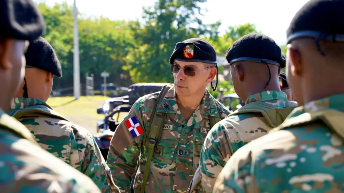 Comandante General del ERD recorre Carretera Internacional en la frontera
