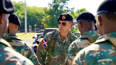Comandante General del ERD recorre Carretera Internacional en la frontera