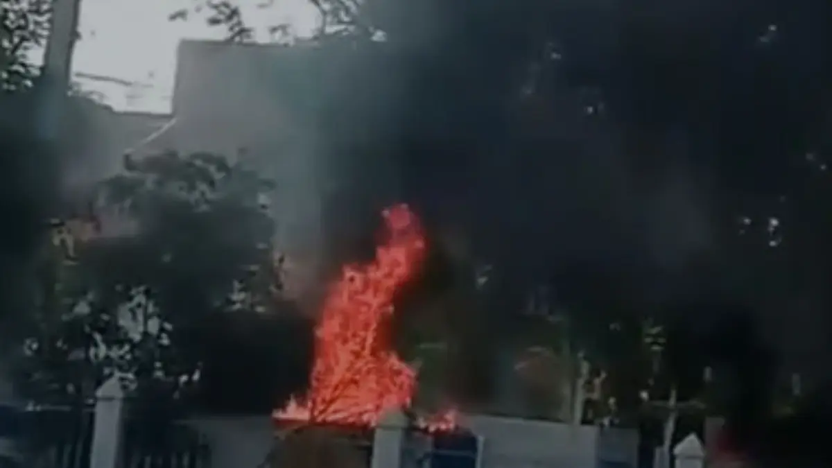 Reportan incendio de planta eléctrica en parque de Villa Mella