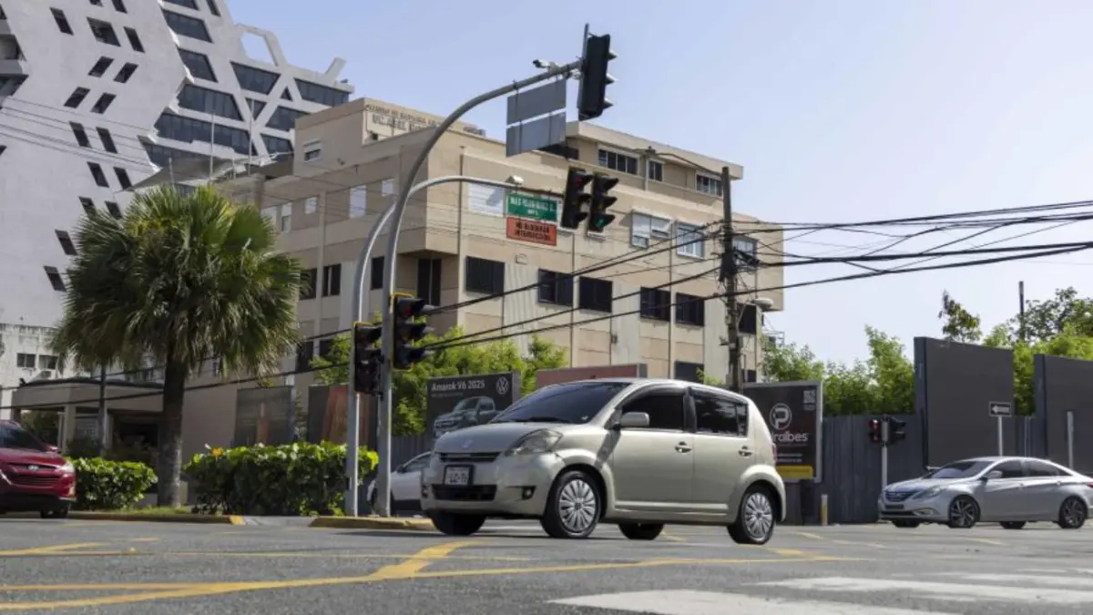 Implementan primera fase de restricciones de giros a la izquierda en Lope de Vega; agentes de la Digesett orientan a conductores