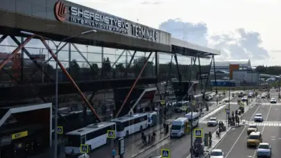Cientos de pasajeros varados en los aeropuertos rusos debido a los drones ucranianos