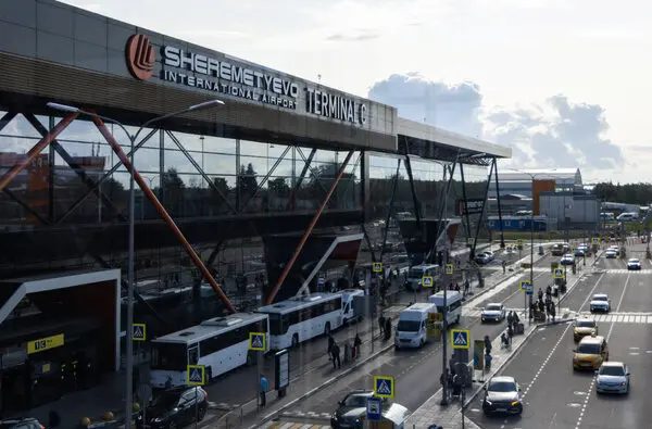 Cientos de pasajeros varados en los aeropuertos rusos debido a los drones ucranianos