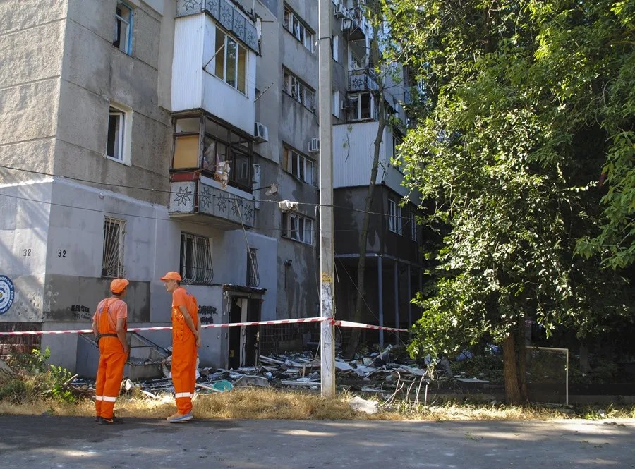 Escombros cerca de un edificio residencial dañado tras ser alcanzado por un dron, hoy en Odesa, Ucrania.