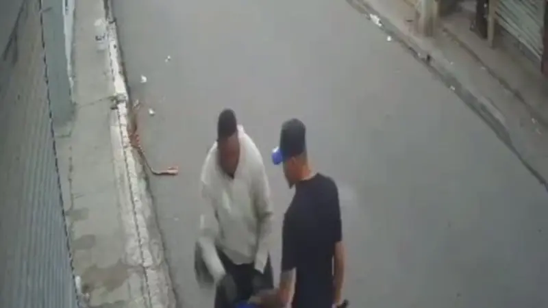 Asaltantes golpean hombre y le roban el motor a plena luz del día