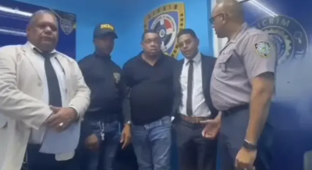 Se entrega voluntariamente ante las autoridades “El Patrón de Jarabacoa”, buscado por presunta extorsión en Bonao